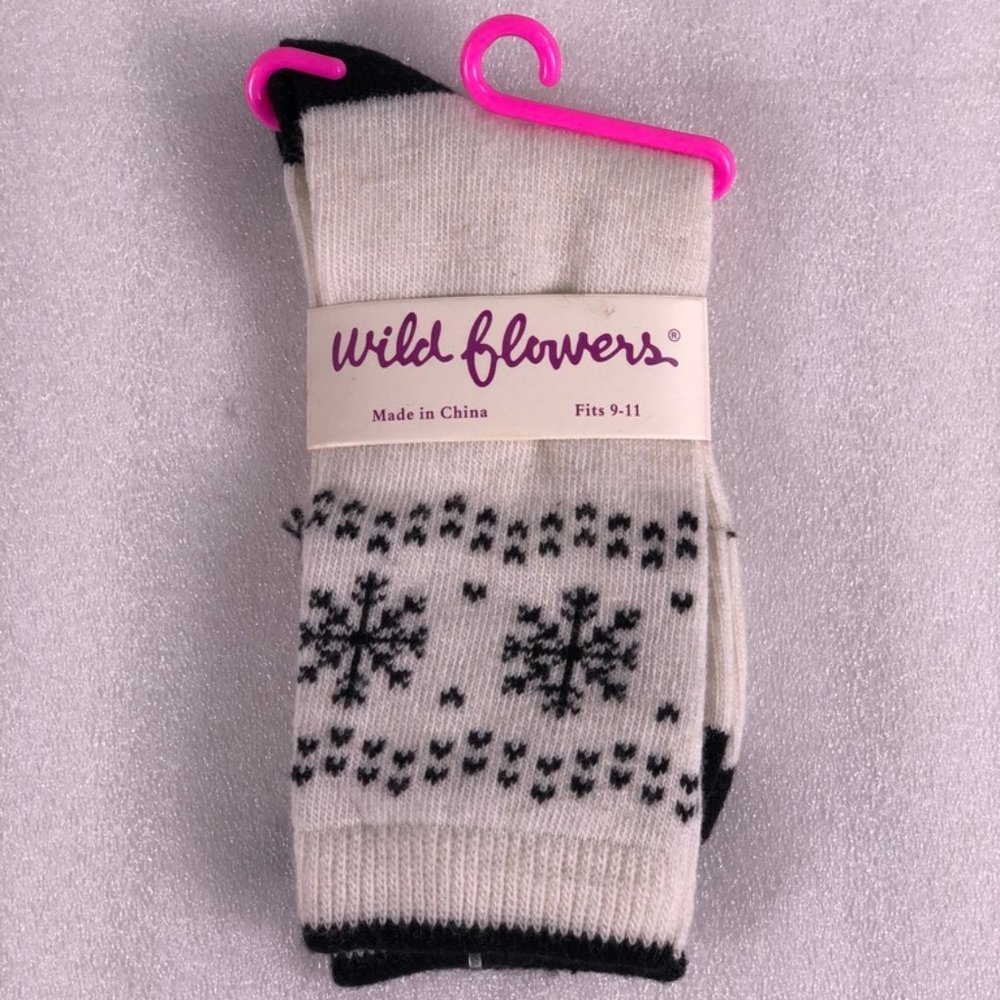 3/$20 WILD FLOWERS Women's White w/ Snowflake Crew